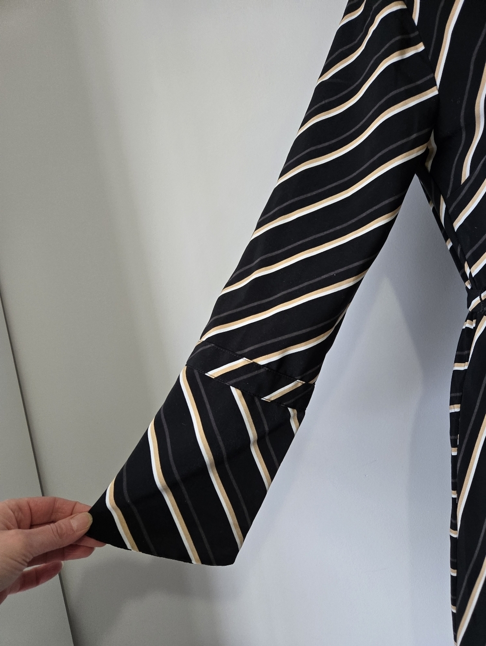 BANANA REPIBLIC FACTORY Striped Tie-Waist Shirt Dress in Black and Cream. Size 4 - Picture 4 of 13